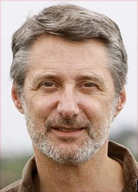 quel age a antoine de caunes